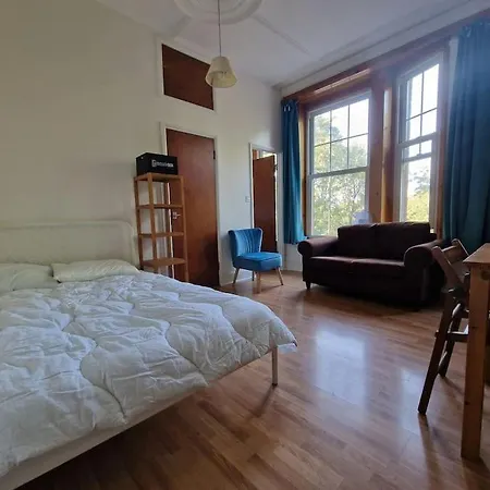 Bright Well Located Studio Flat